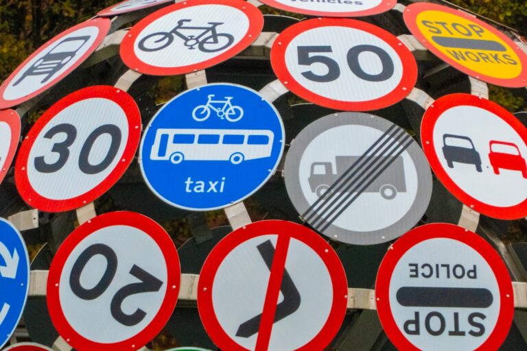 Alt om Forbudstavler: Vigtigheden af Færdselsregler i Trafikken